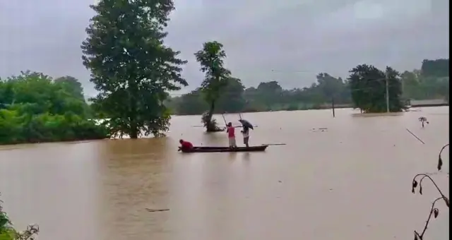 নৌকা বা ভেলা ছাড়া মহারাণী এলাকায় আর কোনও যানবাহন চলছে না