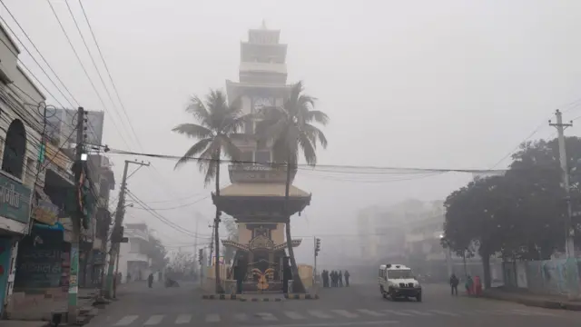 वीरगन्जस्थित घण्टाघर क्षेत्रमा हुस्सु लागेको बेला खाली सडकमा सुरक्षाकर्मीहरूर एउटा एम्बुलेन्स