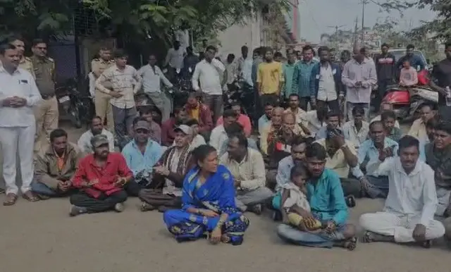 संतप्त नागरिकांनी रास्ता रोको केला.