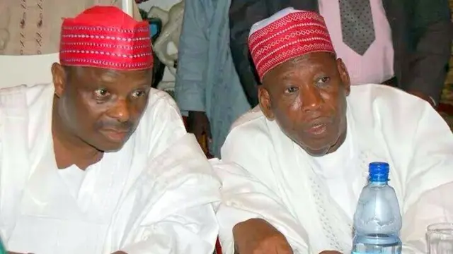 Abdullahi Ganduje (dama) da Rabiu Kwankwaso zaune a kusa da juna.