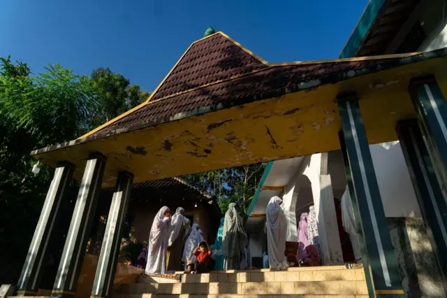 Umat Muslim jamaah Masjid Aolia melaksanakan ibadah salat Idulfitri di Giriharjo, Panggang, Gunung Kidul, D.I Yogyakarta, Jumat (05/04).