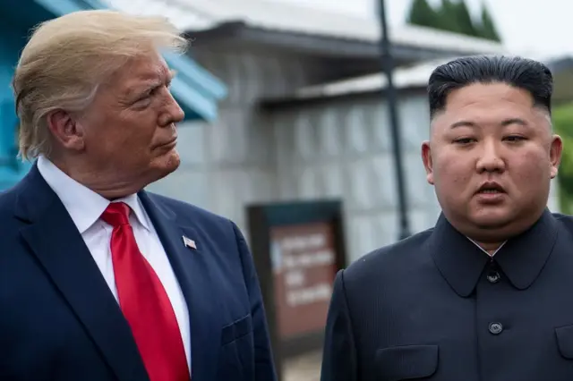 2019년 6월 30일 판문점 비무장지대(DMZ)에서 회동에 앞서 대화하는 도널드 트럼프 미국 대통령과 김정은 북한 국무위원장
