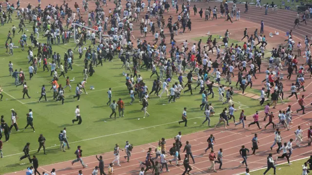 Mu kibuga, abantu bari mu kavuyo