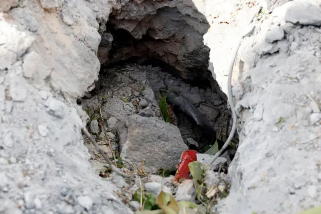 ร่องรอยอาวุธหนักที่โจมตีในกลางชุมชน