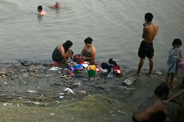 ငလျင်ကြီး လှုပ်ခတ်ပြီးနောက် သုံးရေပြတ်လပ်လို့ ဧရာဝတီမြစ်ဆိပ်မှာ ရေချိုးနေကြတဲ့ စစ်ကိုင်းဒေသခံတွေ