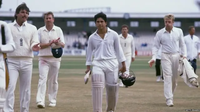 1990 मध्ये ओल्ड ट्रॅफर्डमध्ये झालेल्या इंग्लंडविरुद्धच्या एका टेस्ट मॅचमध्ये सचिन
