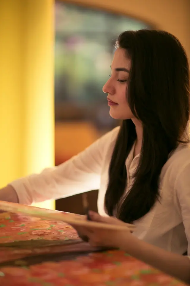 Muniba Mazari oo gacanteeda ku sawiraysa farshaxan