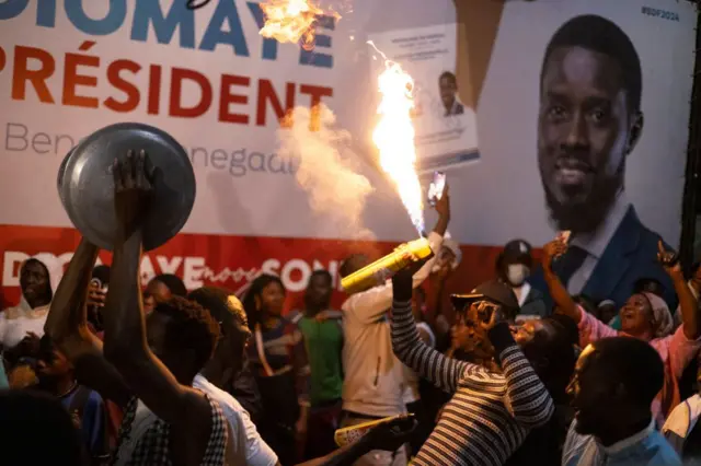 Les militants de l'opposition célébrant la victoire de l'actuel président de la République du Sénégal, Bassirou Diomaye Faye, mars 2024