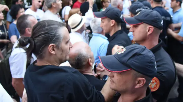 Данило Маруновић (лево) на протесту у Подгорици