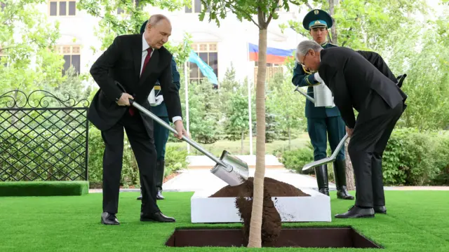 Путин и Токаев посадили дуб на Аллее вечной дружбы в Астане