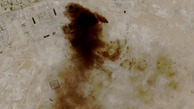 Спутниковый снимок дыма над нефтяным объектом компании Saudi Aramco после нападения, произошедшего после объявления двухнедельного перемирия в войне с Ираном, в Абкаике, Саудовская Аравия, 8 апреля 2026 года
