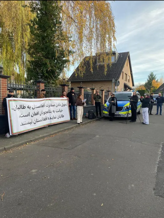شماری از افغان های مقیم آلمان در برابر قونسلگری افغانستان در شهر بن اعتراض کردند