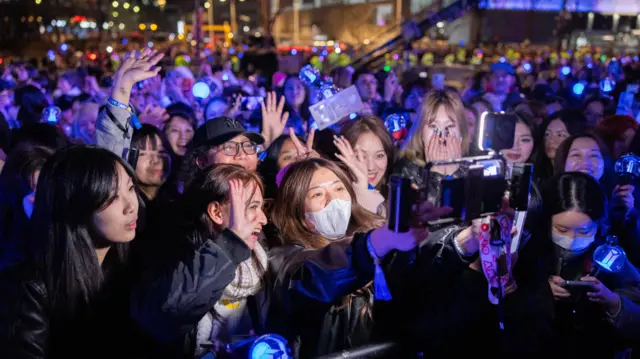 数以万计的歌迷从全球各地汇聚首尔，也有不少中国歌迷，但这次巡演并不包括中国。