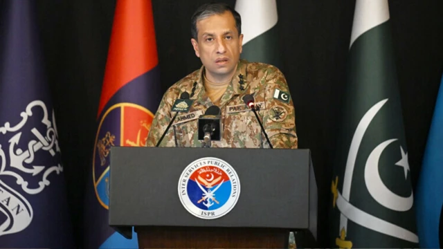 पाकिस्तानी सेना के प्रवक्ता ऑपरेशन की जानकारी देते हुए