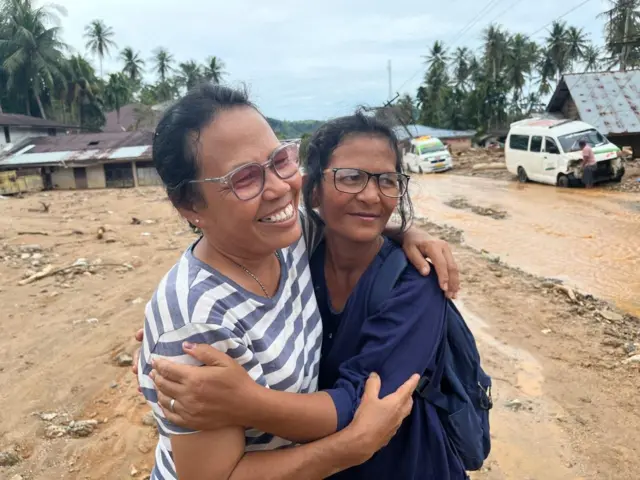 Juliati Siahaan [kiri] bersama koleganya merayakan ulang tahun di tengah kesibukkan suaminya pascabencana di sebagian wilayah Sumatra.