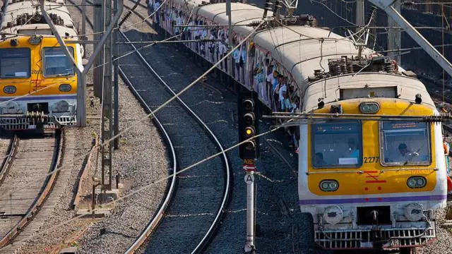 मुंबई में रोज़ाना काम-काज के सिलसिले में सफर करने वाले लाखों लोग लोकल ट्रेनों पर काफ़ी ज़्यादा निर्भर रहते हैं (फ़ाइल फ़ोटो)