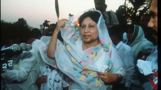 ১৯৯১ সালে একটি নির্বাচনের আগে প্রচারণা করছেন বিএনপি নেত্রী খালেদা জিয়া 