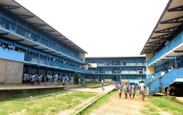 Des élèves dans leur établissement scolaire à Libreville