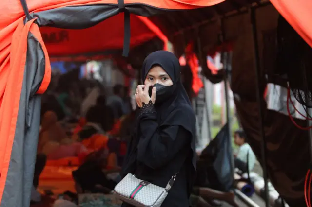 Keluarga korban berada di tenda untuk menunggu hasil identifikasi jenazah korban runtuhnya bangunan Pondok Pesantren (Ponpes) Al Khoziny, di Rumah Sakit Bhayangkara, Surabaya, Jawa Timur, Selasa (07/10/2025).