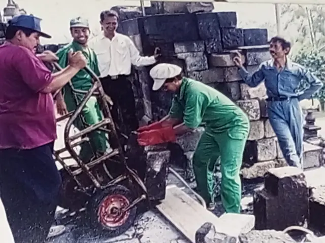 Werdi (baju biru) merawat batu-batu Candi Borobudur.