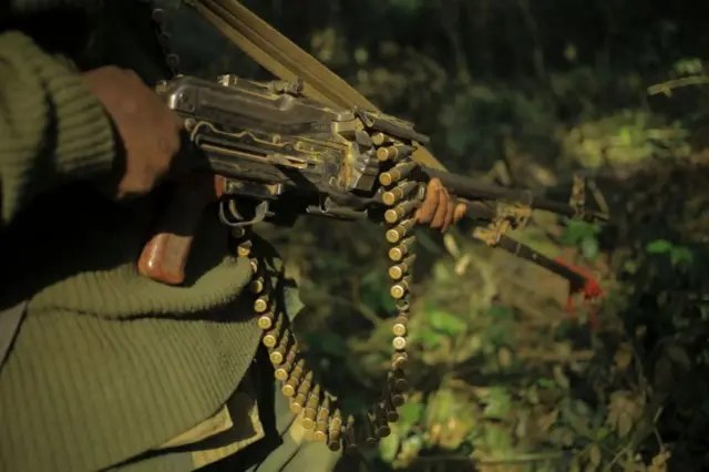 Abasirikare bari kw'irondo muri park ya Virunga