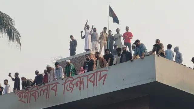 ধানমন্ডি ৩২ নম্বরে শেখ মুজিবের বাড়ির পাশের ভবনের ছাদে মানুষের অবস্থান