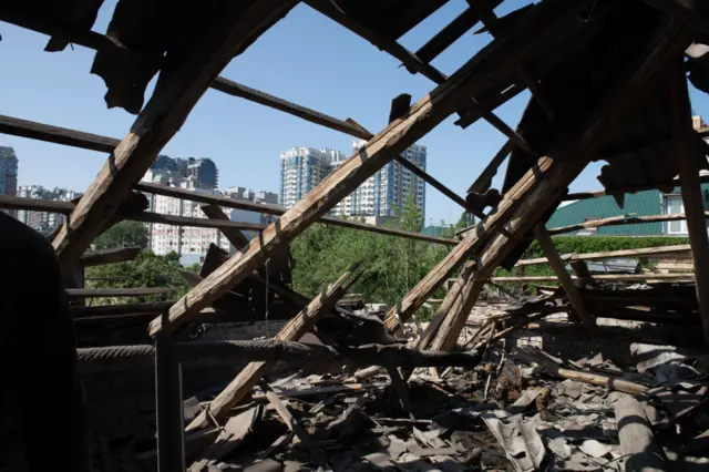 ဒရုန်းကို ဖျက်ချရာက ကျလာတဲ့ အစိတ်အပိုင်းတွေထိပြီး လူတစ်ဦး သေဆုံး