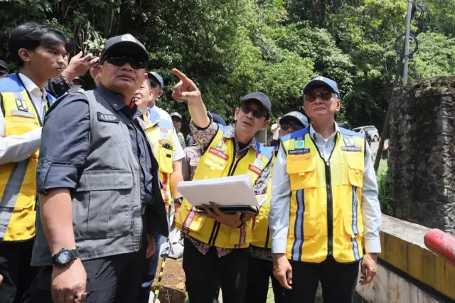 Menteri Pekerjaan Umum (PU) Dody Hanggodo (kanan) meninjau Jembatan Enang-Enang di Desa Arul Cincin, Kecamatan Pintu Rime Gayo, Kabupaten Bener Meriah, Aceh, Rabu (08/07).