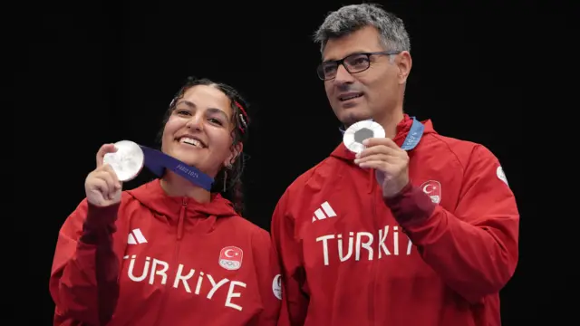 Os medalhistas de prata Sevval Ilayda Tarhan e Yusuf Dikeç, da Turquia, posam com suas medalhas.