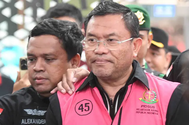 Tersangka dugaan tindak pidana korupsi tata kelola program Makan Bergizi Gratis (MBG) pada Badan Gizi Nasional (BGN) Sony Sonjaya (kanan) berjalan memasuki mobil tahanan di Kejaksaan Agung, Jakarta, Rabu (3/6/2026). Kejaksaan Agung menetapkan mantan Kepala BGN Dadan Hindayana, dan dua mantan Wakil Kepala BGN yakni Sony Sanjaya dan Lodewyk Pusung sebagai tersangka dugaan tindak pidana korupsi tata kelola program MBG pada BGN tahun 2025-2026. 