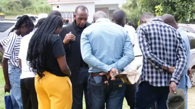 Parents and relatives dey pray for dia loved ones

