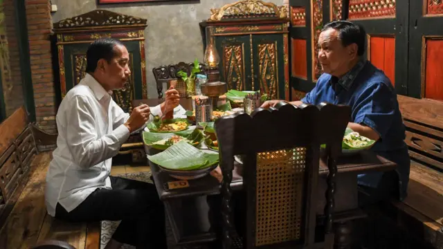Presiden Prabowo Subianto (kanan) berbincang dengan Presiden RI ketujuh Joko Widodo (kiri) saat makan malam di Solo, Jawa Tengah, Minggu (3/11/2024).