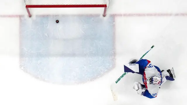 Шайба залетает в ворота сборной Словакии