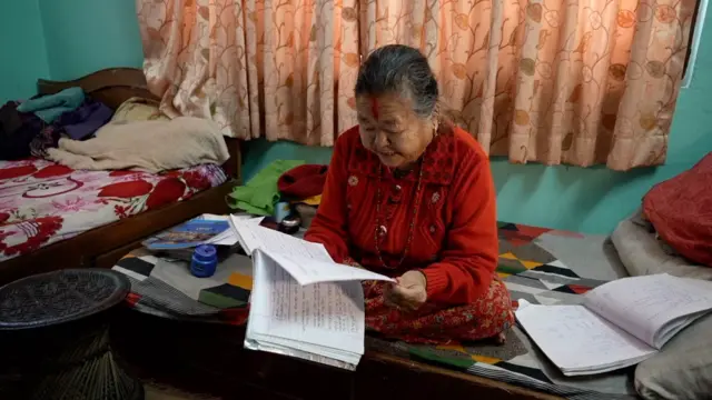 Ratna Kumari Sunuwar, umunyeshule w'imyaka 80, ategura ikibazo