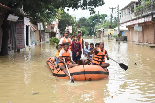 বন্যা দুর্গতদের উদ্ধার করতে নেমেছে নৌকা 