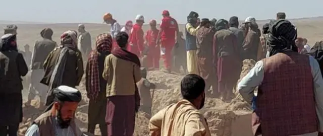 یشتر باشنده‌گان مناطق زلزله زده شکایت کرده بودند که هیچگونه کمکی برای آن‌ها در روز نخست زلزله نرسیده و به دلیل نبود امکانات بسیاری از کسانی که زیر آوار ماندند، جان داده‌اند