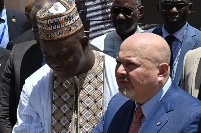 Charles Alphonse Wright et Karim Khan.