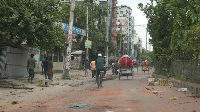 রাস্তাঘাট ফাঁকা, তবে রিকশা চলেছে ঢাকায়