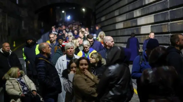 ከ20 ሺህ በላይ ሰዎች 1.6 ኪሎ ሜትር ያለው ሰልፍ ተሰልፈው ሲጠባበቁ አምሽተዋል