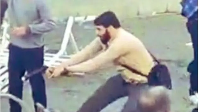 ی﻿ک مامور مسلح لباس شخصی به سوی معترضان مستقیما شلیک می کند