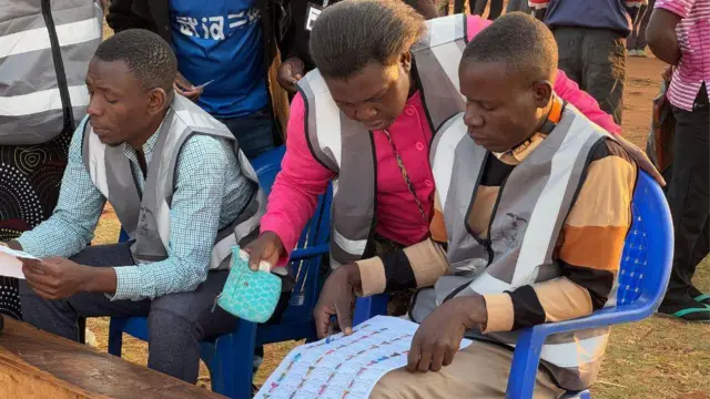 Electoral officials for di polls of Malawi election hold electoral sheet