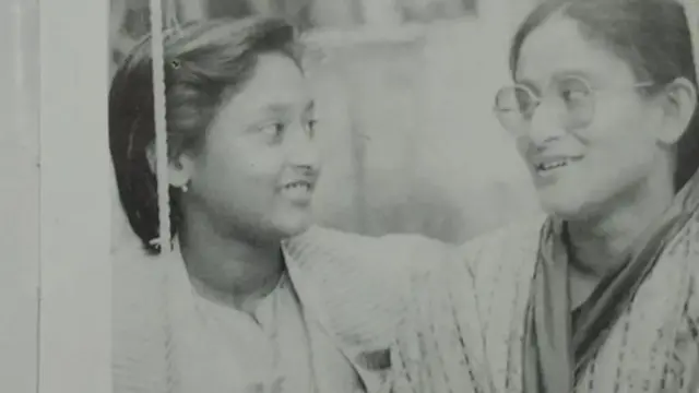 शेख़ हसीना अपनी बहन रेहाना के साथ.