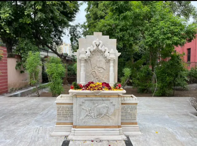 ગુજરાત કૉલેજસ્થિત વિનોદ કિનારીવાલાની ખાંભી
હિંદ છોડો આંદોલન, અમદાવાદ, બીબીસી ગુજરાતી,વિનોદ કિનારીવાળા, બલિદાન, ગુજરાતમાં સમાચાર, ગુજરાત