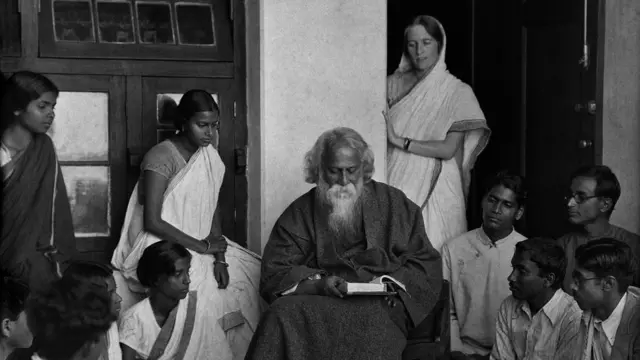 ছাত্র-ছাত্রীদের সঙ্গে রবীন্দ্রনাথ ঠাকুর, শান্তিনিকেতন