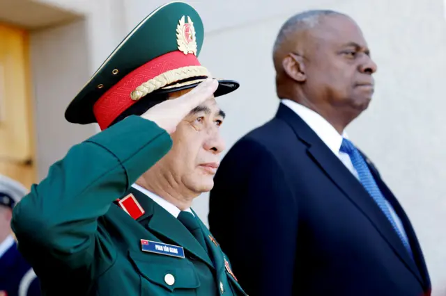 Bộ trưởng Quốc phòng Phan Văn Giang trong chuyến thăm Mỹ vào năm 2024, bên cạnh là Bộ trưởng Quốc phòng Mỹ 