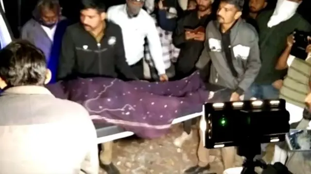 બોટાદની બાળકીના મૃતદેહને પોસ્ટમોર્ટમ માટે લઈ જતી પોલીસ