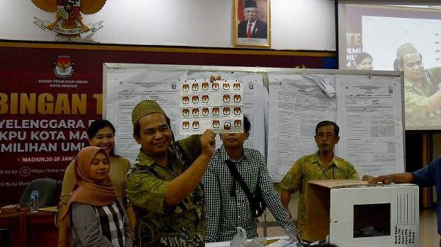 Peserta memeriksa logistik Pemilu dalam saat simulasi pemungutan suara dalam rangkaian Bimbingan Teknis (Bimtek) Kelompok Penyelenggara Pemungutan Suara (KPPS) Pemilu 2024 di Madiun, Jawa Timur, Minggu (28/1/2024).