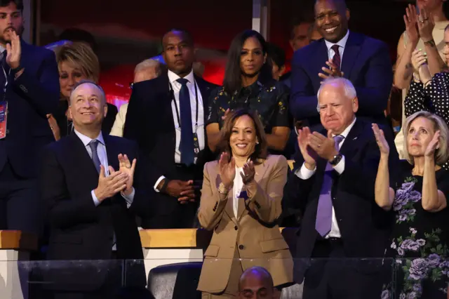 Kamala Harris junto a su compañero de fórmula para las elecciones del 5 de noviembre, Tim Walz, durnate la Convención Nacional Demócrata.