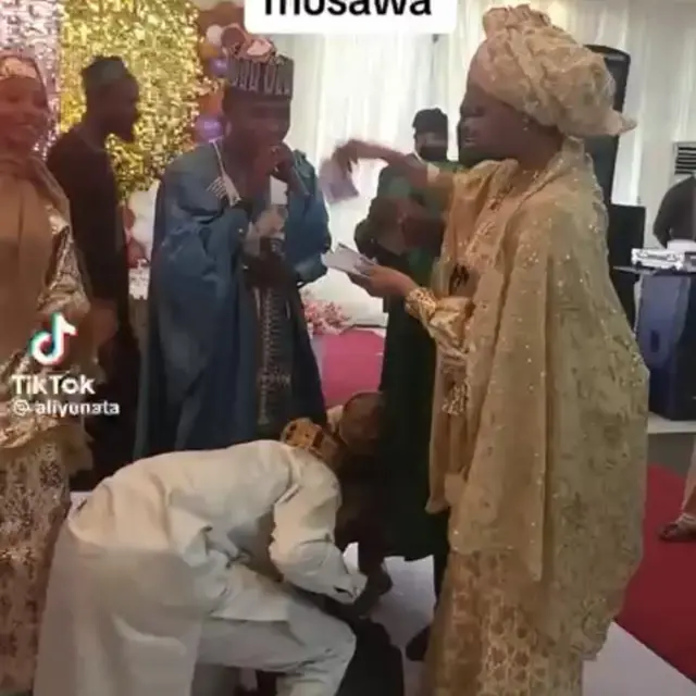 Hannatu as she dey abuse di Nigerian currency