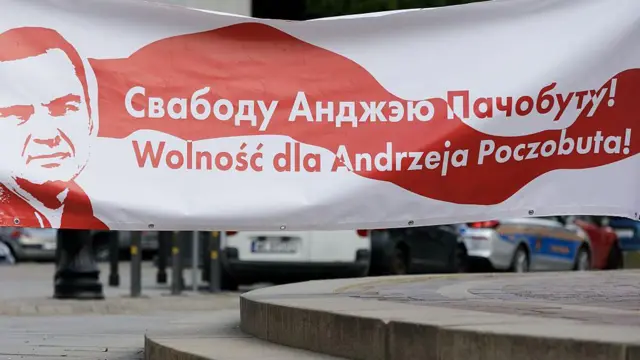 Великий банер з написом "Свободу Анджею Почобуту" на вулицях Варшави під час традиційного мітингу пам'яті "Чорнобильський шлях", присвяченого 40-й річниці Чорнобильської ядерної катастрофи